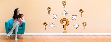 Büyük ve küçük soru işaretleri ile oklarla bir tabl kullanan kadın