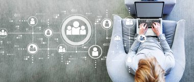 Bir dizüstü bilgisayar kullanan adam ile sosyal bağlantıları