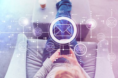 E-postaları bir akıllı telefon kullanan adam ile