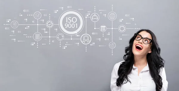 ISO 9001 com jovem empresária — Fotografia de Stock