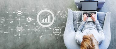 Pazarlama kavramı ile bir dizüstü bilgisayar kullanan adam