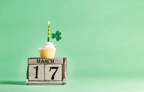 Tema Día de San Patricio con decoraciones —  Fotos de Stock