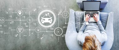 Ev ile bir dizüstü bilgisayar kullanan adam