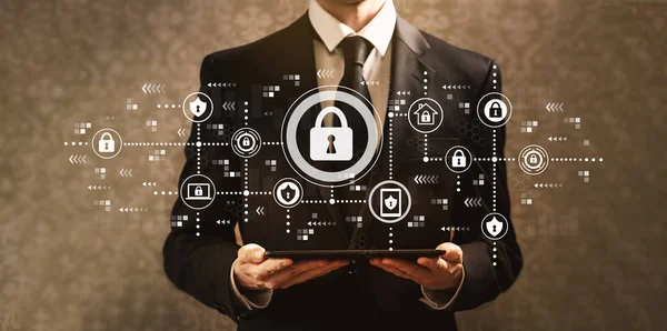 Cyber security med affärsmannen håller en surfplatta — Stockfoto