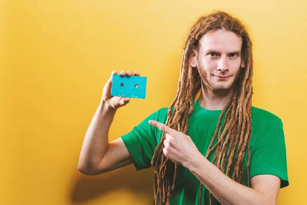 Homem feliz segurando uma fita cassete retro — Fotografia de Stock