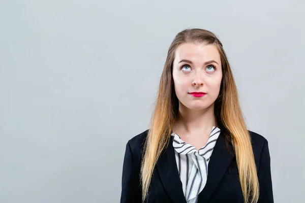 Jonge vrouw te bereiken en op zoek naar boven — Stockfoto