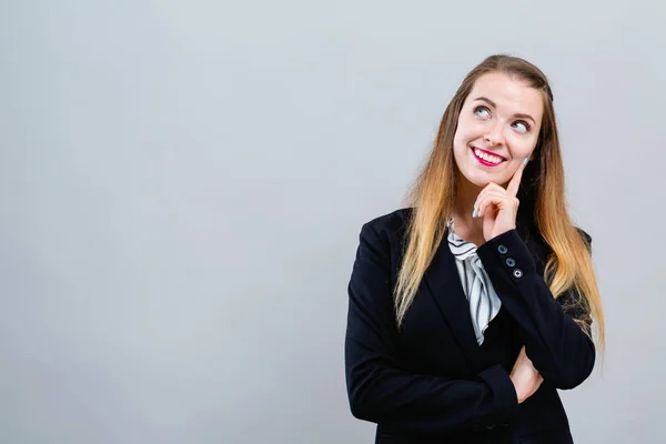 Ung kvinna i en tankeväckande pose — Stockfoto