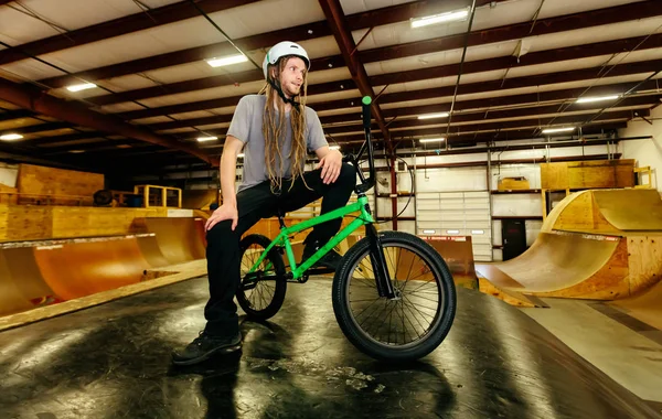 Portret mężczyzny z dredlocks i kasku na rowerze Bmx — Zdjęcie stockowe