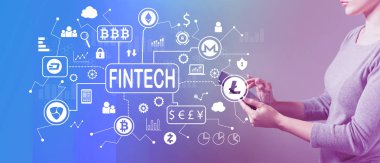 Bir kadının tablet kullandığı kripto para birimi fintech teması