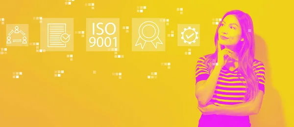ISO 9001 met jonge zakenvrouw — Stockfoto