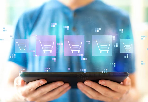 Tema de compras on-line com o homem usando um tablet — Fotografia de Stock