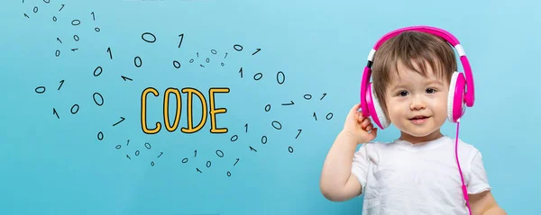 Code avec tout-petit garçon avec écouteurs — Photo
