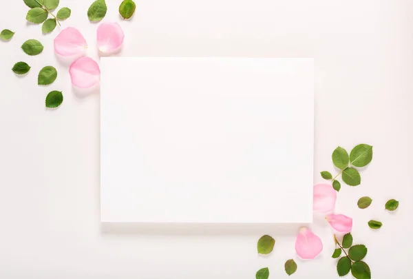 Roses and blank greeting card top view — Stock Photo, Image