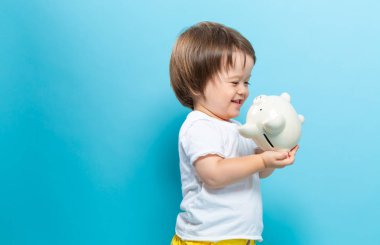 Yürümeye başlayan çocuk ile bir kumbara