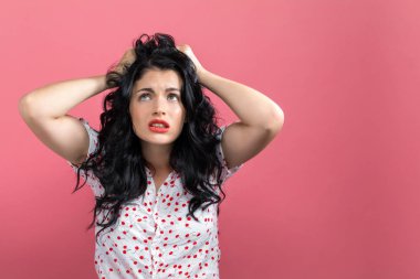 Genç kadın kendini stresli hissediyor