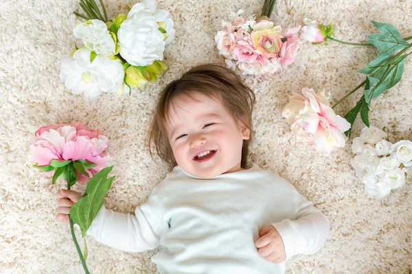 Toddler pojken med blommor — Stockfoto