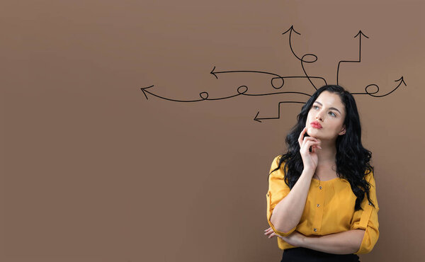 Идея стрелы с молодой предпринимательницей
