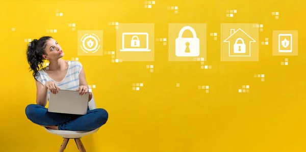 De veiligheid van de cyberruimte met vrouw met behulp van een laptop — Stockfoto