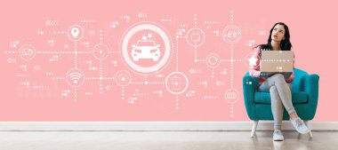 Ev ile bir dizüstü bilgisayar kullanan kadın