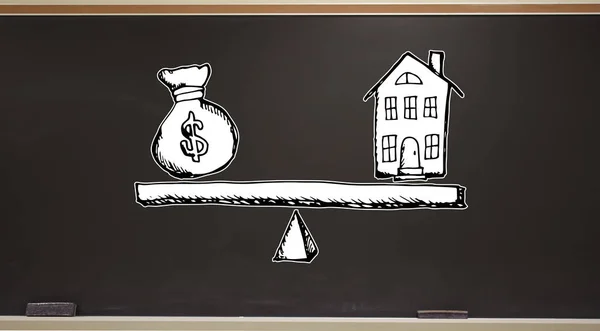 黑板上的秤上的房子和钱 — 图库照片