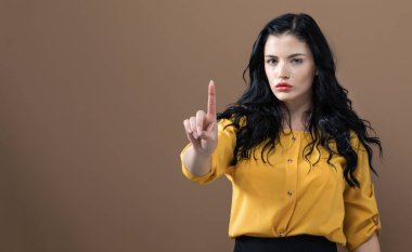 bir şeye işaret eden genç bir kadın