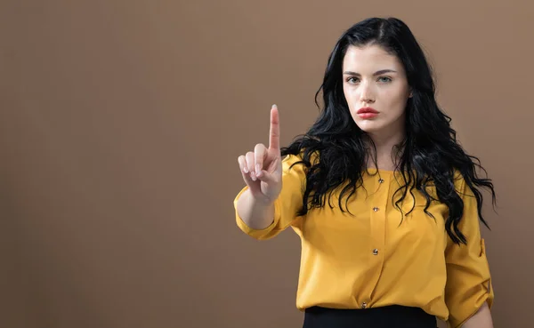 Mujer joven señalando algo —  Fotos de Stock