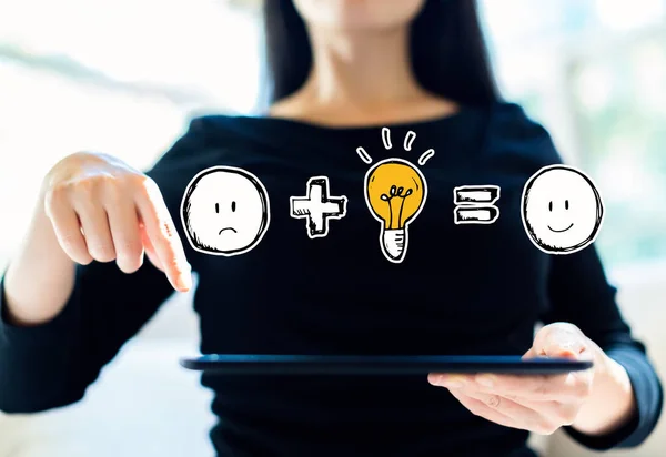 Boa ideia é igual a feliz com mulher usando tablet — Fotografia de Stock