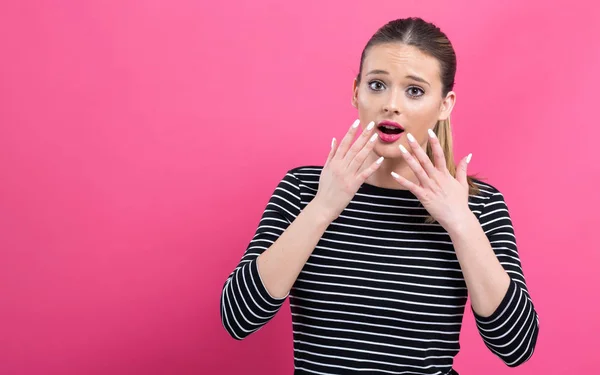 Mujer joven sorprendida posando — Foto de Stock