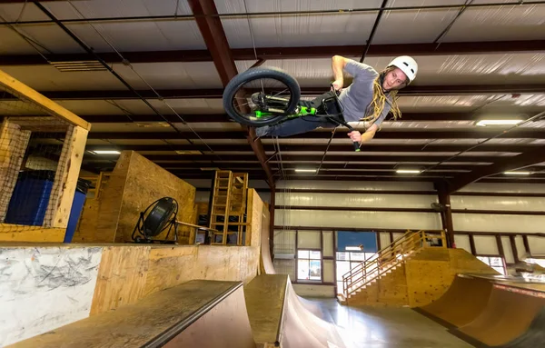Hombre montado en una bicicleta BMX en un parque de deportes extremos — Foto de Stock