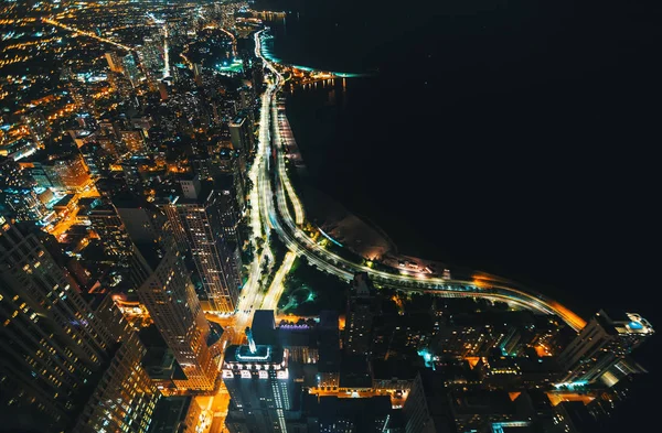 Chicago calles a lo largo del lago Michigan por la noche — Foto de Stock