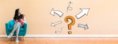 Soru işareti ile bir tablet kullanan kadın oklarla