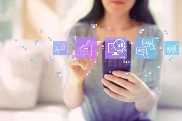 Concepto de comercio de acciones con la mujer usando un teléfono inteligente — Foto de Stock