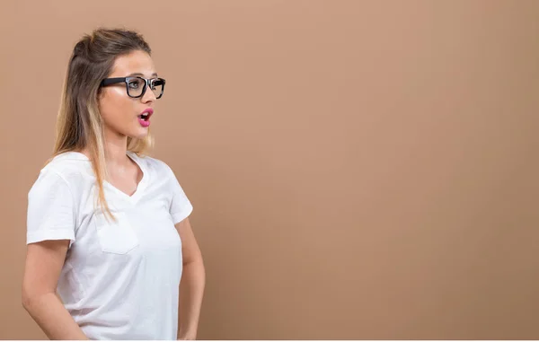 Jonge vrouw aan het praten — Stockfoto