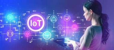 Çok tema ile bir tablet kullanan kadın