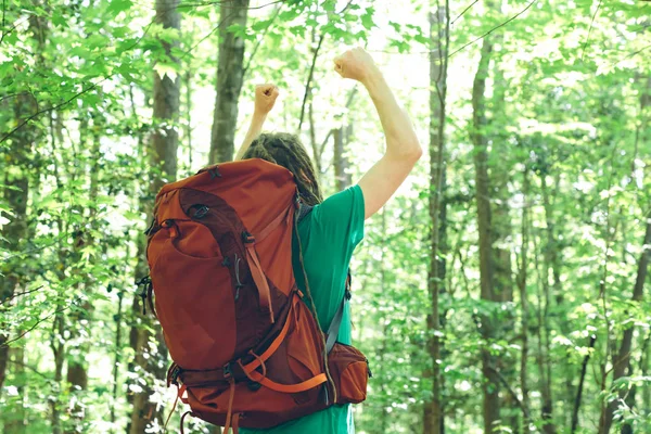 Feliz excursionista levantando las manos en el aire — Foto de Stock