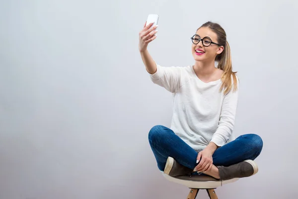 Ευτυχισμένη κοπέλα λαμβάνοντας μια selfie — Φωτογραφία Αρχείου