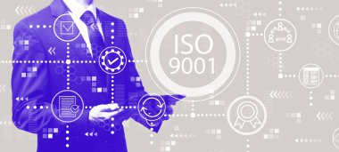 Bir tablet tutan işadamı ile ISO 9001