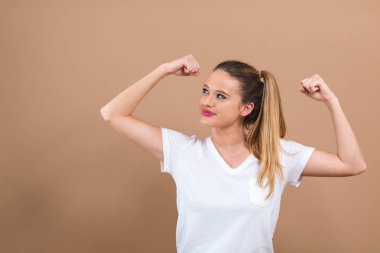 Başarı poz güçlü genç kadın