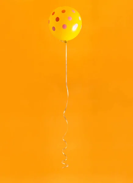 Palloncino su sfondo giallo — Foto Stock