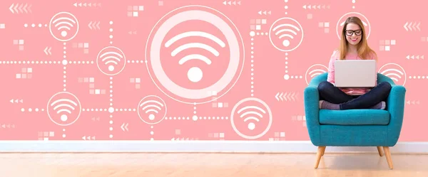 ラップトップを使用する女性と Wifi コンセプト — ストック写真