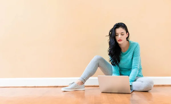 Giovane donna utilizzando il suo computer portatile — Foto Stock