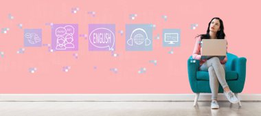 İngilizce ile bir dizüstü bilgisayar kullanan kadın