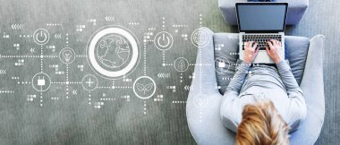 Dünya saat ile bir dizüstü bilgisayar kullanan adam