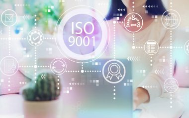 ISO 9001 ile onu laptop kullanan kadın