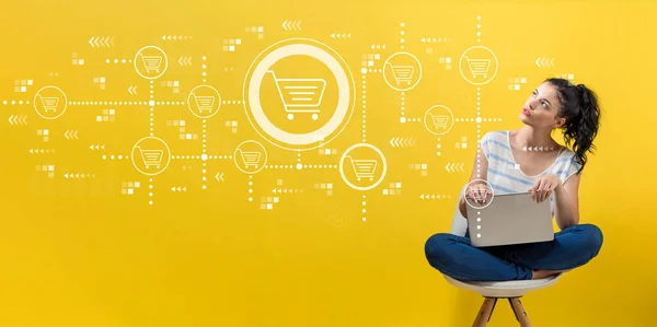 Tema de compras en línea con la mujer usando un ordenador portátil — Foto de Stock
