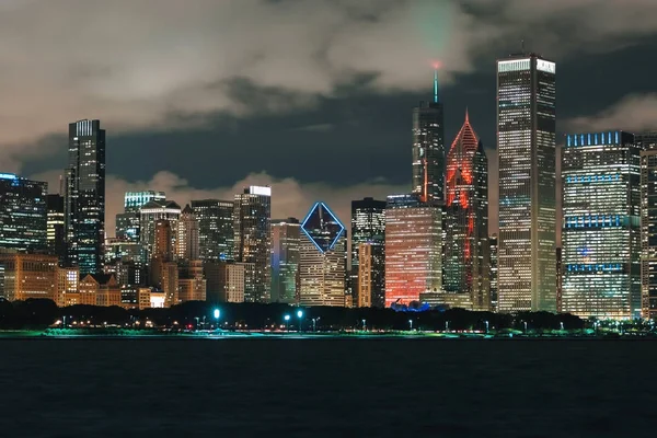 Downtown Chicago gród skyline w nocy — Zdjęcie stockowe