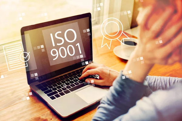 ISO 9001 с человеком, использующим ноутбук — стоковое фото