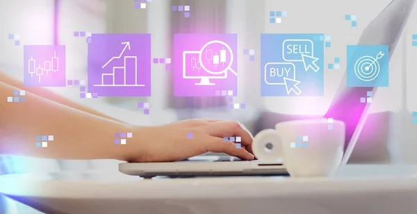 Aandelenhandel concept met een vrouw met behulp van een laptop — Stockfoto
