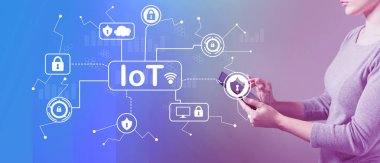 Çok güvenlik tema ile bir tablet kullanan kadın