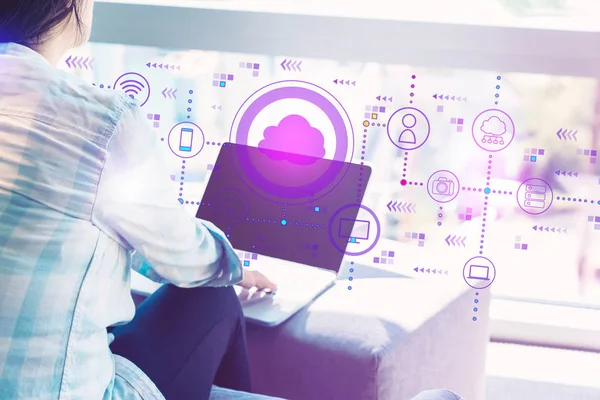 Cloud computing med kvinna använder laptop — Stockfoto